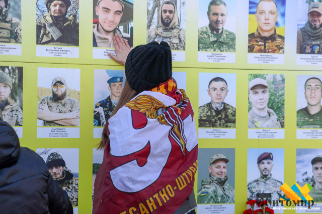 У Житомирі вшанували пам'ять воїнів, полеглих у російсько-українській війні - Події. Джерело: Zhitomir-OnLine У Житомирі вшанували пам'ять воїнів, полеглих у російсько-українській війні - фото №1
