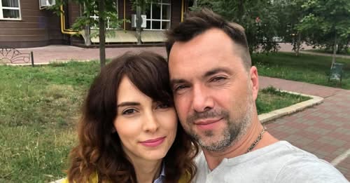 Дружина Арестовича подала на розлучення з чоловіком після 10 років шлюбу - Події. Джерело: Zhitomir-OnLine Дружина Арестовича подала на розлучення з чоловіком після 10 років шлюбу - фото №