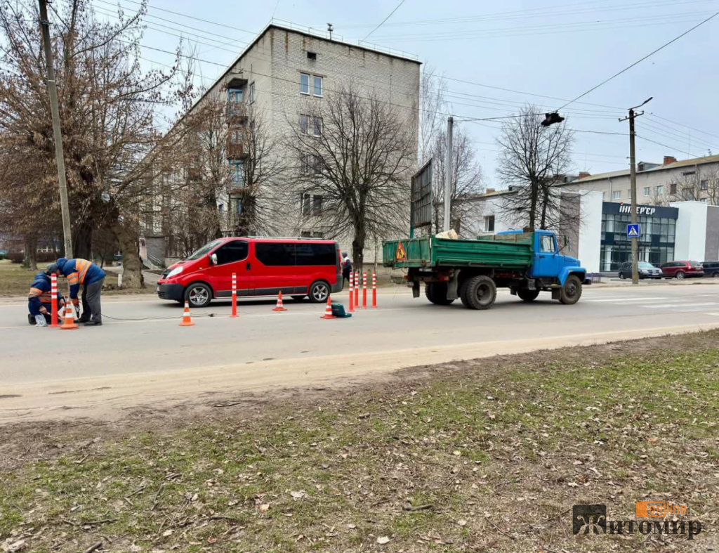 На одній з бердичівських вулиць встановили делінеатор - Інформація. Джерело: Zhitomir-OnLine На одній з бердичівських вулиць встановили делінеатор - фото №