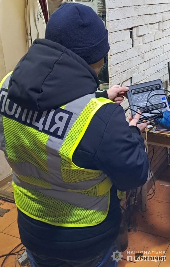 У Житомирі поліцейські затримали підозрюваного у вимаганні грошей в адвоката - Події. Джерело: Zhitomir-OnLine У Житомирі поліцейські затримали підозрюваного у вимаганні грошей в адвоката - фото №1