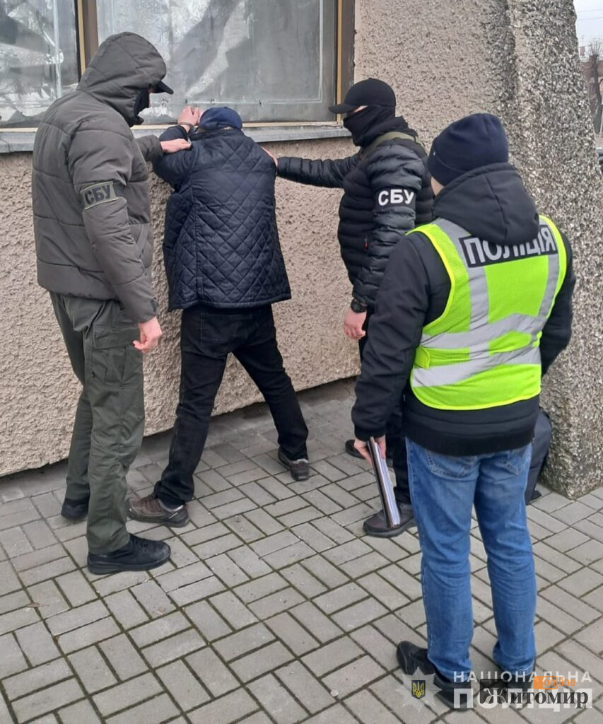 У Житомирі поліцейські затримали підозрюваного у вимаганні грошей в адвоката - Події. Джерело: Zhitomir-OnLine У Житомирі поліцейські затримали підозрюваного у вимаганні грошей в адвоката - фото №