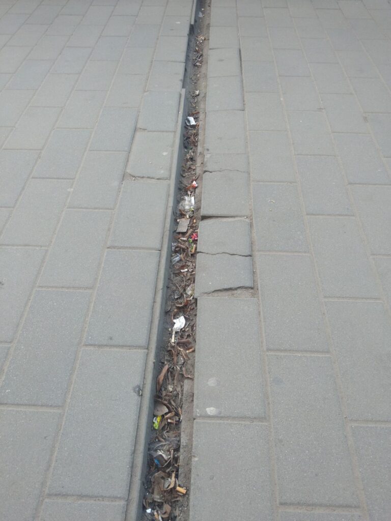 В Житомирі вже майже не залишилося ливнівок на тротуарах. ФОТО - Події. Джерело: Zhitomir-OnLine В Житомирі вже майже не залишилося ливнівок на тротуарах. ФОТО - фото №2