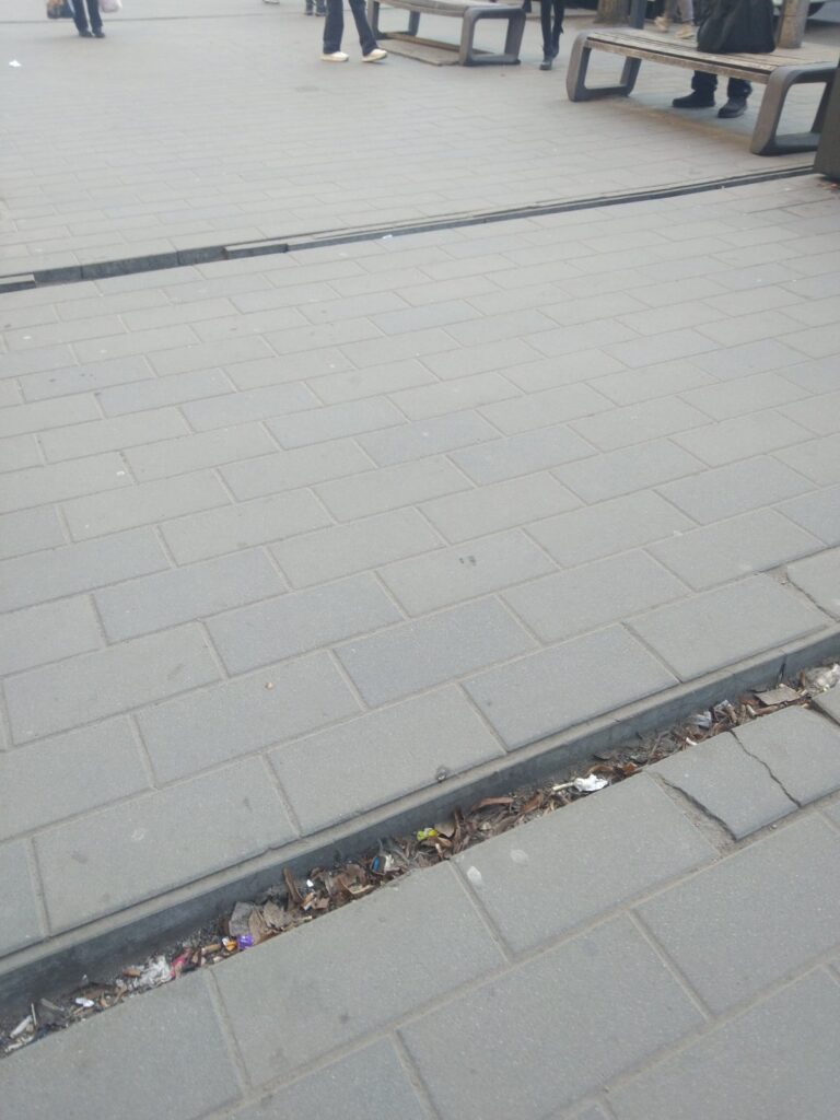 В Житомирі вже майже не залишилося ливнівок на тротуарах. ФОТО - Події. Джерело: Zhitomir-OnLine В Житомирі вже майже не залишилося ливнівок на тротуарах. ФОТО - фото №1