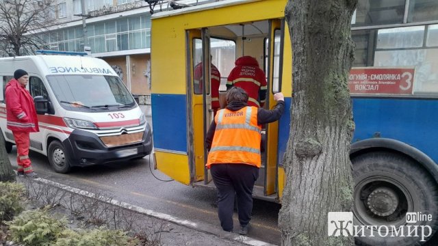 Зранку в житомирському тролейбусі помер чоловік Зранку в житомирському тролейбусі помер чоловік