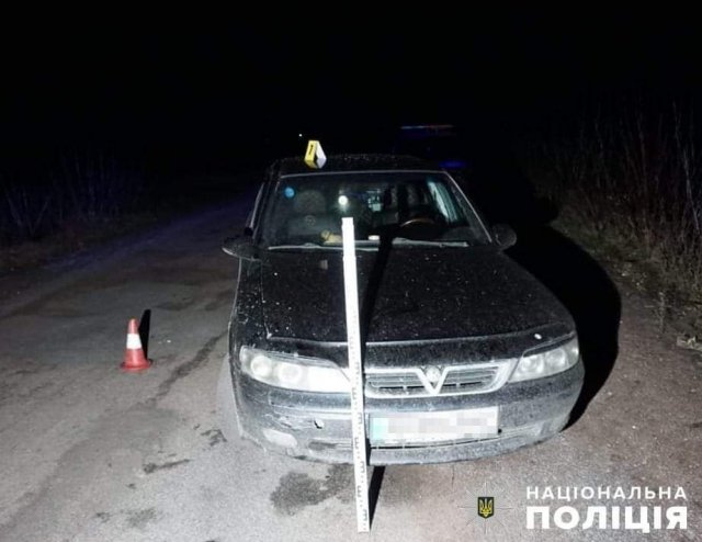 У селі Бердичівського району Opel переїхав чоловіка, який лежав на дорозі У селі Бердичівського району Opel переїхав чоловіка, який лежав на дорозі
