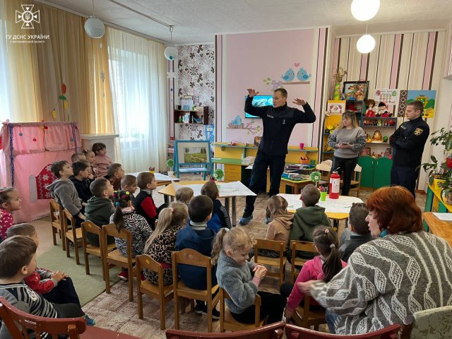 Житомирські рятувальники завітали до дитячого садочку та розповіли малечі правила безпеки Житомирські рятувальники завітали до дитячого садочку та розповіли малечі правила безпеки