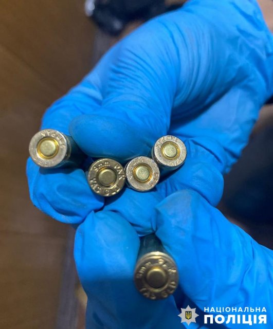 У місті Житомирської області затримали чоловіка, який за 20 тис. грн намагався продати зброю. ФОТО У місті Житомирської області затримали чоловіка, який за 20 тис. грн намагався продати зброю. ФОТО