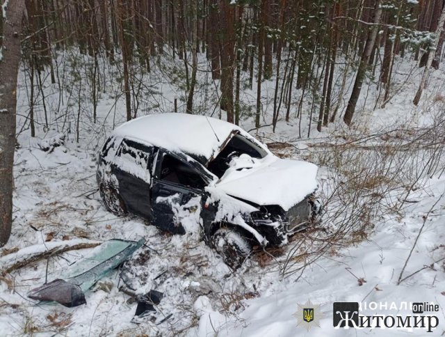 На Житомирщині Chevrolet з’їхав у кювет та перекинувся, а Volkswagen врізався у відбійник і "став" на бік. ФОТО На Житомирщині Chevrolet з’їхав у кювет та перекинувся, а Volkswagen врізався у відбійник і "став" на бік. ФОТО