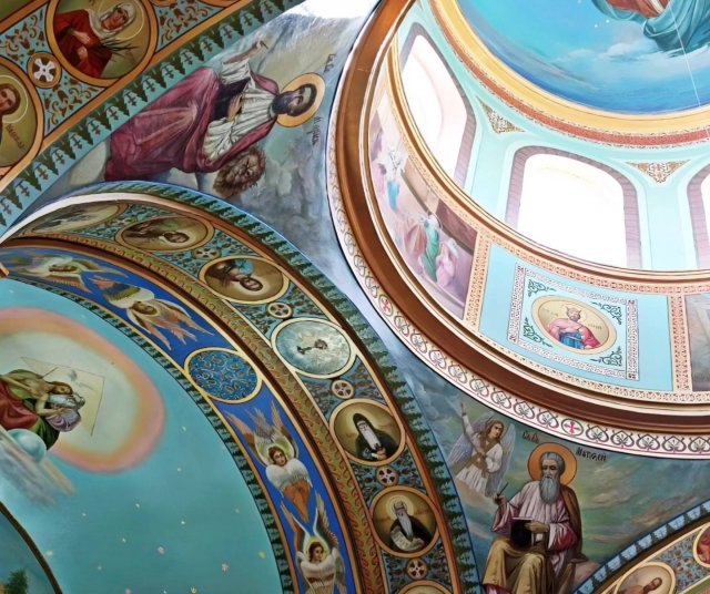 Гайдамацька могила та церква у стилі класицизму в Кодні