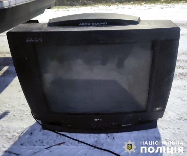 У Житомирському районі поліцейські розшукали хлопця, який викрадав майно в односельців та спав у дровітні У Житомирському районі поліцейські розшукали хлопця, який викрадав майно в односельців та спав у дровітні