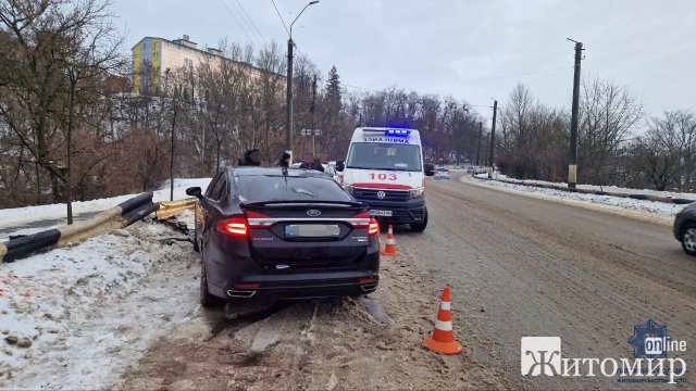 На мосту в Житомирі водійка Ford наїхала на колесовідбійник: постраждала 10-річна дитина. ФОТО На мосту в Житомирі водійка Ford наїхала на колесовідбійник: постраждала 10-річна дитина. ФОТО
