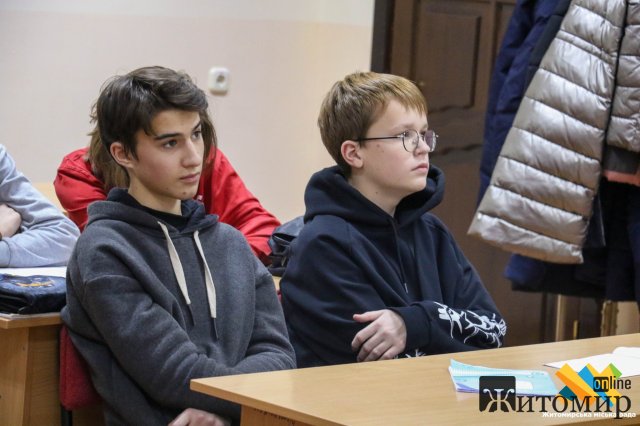 Житомирським школярам розповіли про "кіборгів" Житомирським школярам розповіли про "кіборгів"