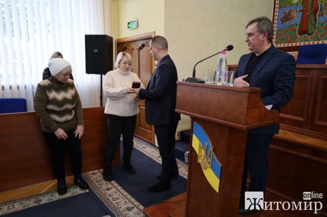 У Звягелі вручили почесні нагороди родинам загиблих Героїв та виділили 21,5 млн грн для військових