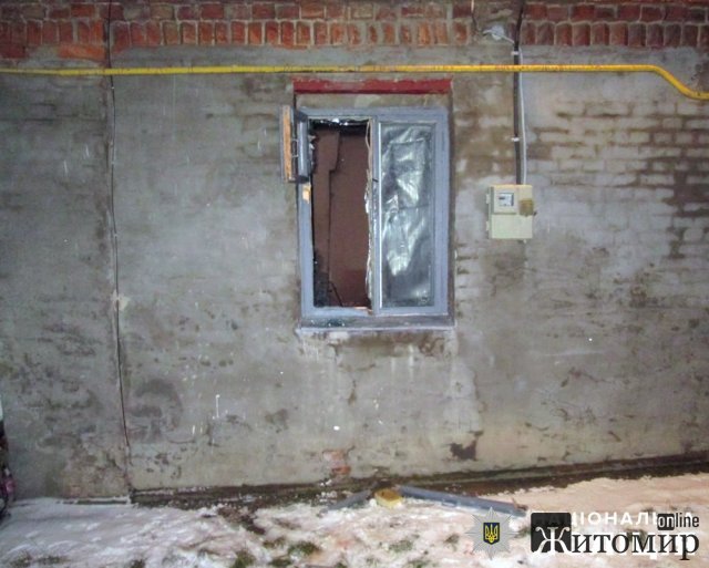 У Бердичеві поконфліктували сусіди: коли старший хотів пролізти додому через вікно, молодший замахнувся сокирою У Бердичеві поконфліктували сусіди: коли старший хотів пролізти додому через вікно, молодший замахнувся сокирою