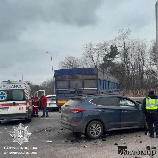 На трасі в Житомирській області DAF під час розвороту зіштовхнувся з Hyundai. ФОТО На трасі в Житомирській області DAF під час розвороту зіштовхнувся з Hyundai. ФОТО
