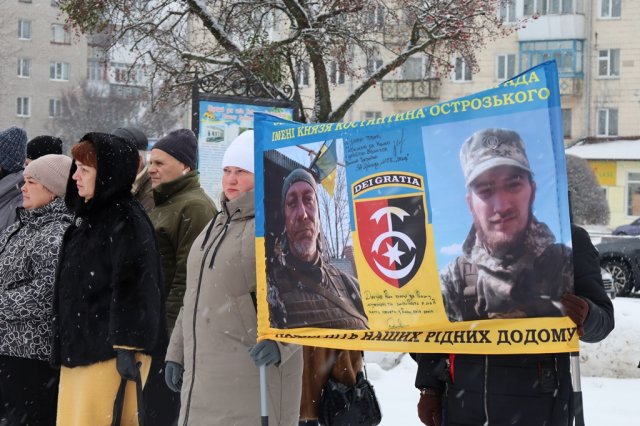 У Звягелі майже півсотні жінок взяли участь в автопробігу на підтримку військовополонених та безвісти зниклих. ФОТО У Звягелі майже півсотні жінок взяли участь в автопробігу на підтримку військовополонених та безвісти зниклих. ФОТО