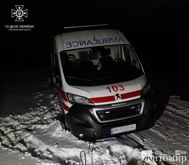 На Житомирщині рятувальники витягнули "швидку", яка застрягла на узбіччі та транспортували хвору