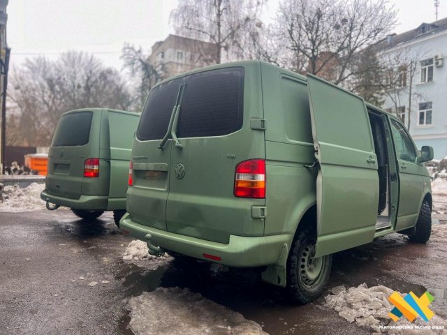У Житомирі представники бізнесу передали військовим автівки. ФОТО