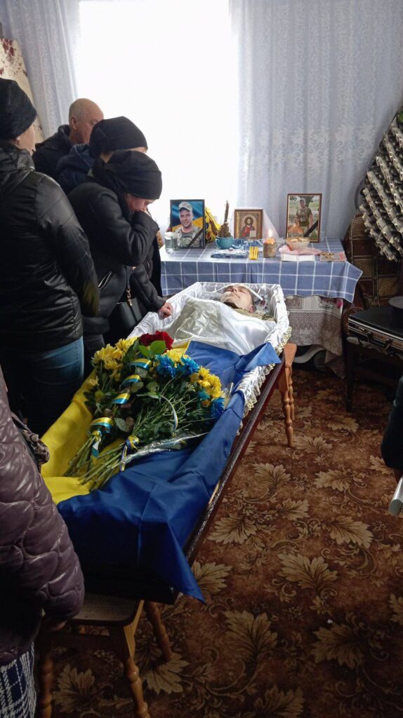 Останній шлях Героя: Черняхівщина попрощалася з Захисником. ФОТО - Події. Джерело: Zhitomir-OnLine Останній шлях Героя: Черняхівщина попрощалася з Захисником. ФОТО - фото №