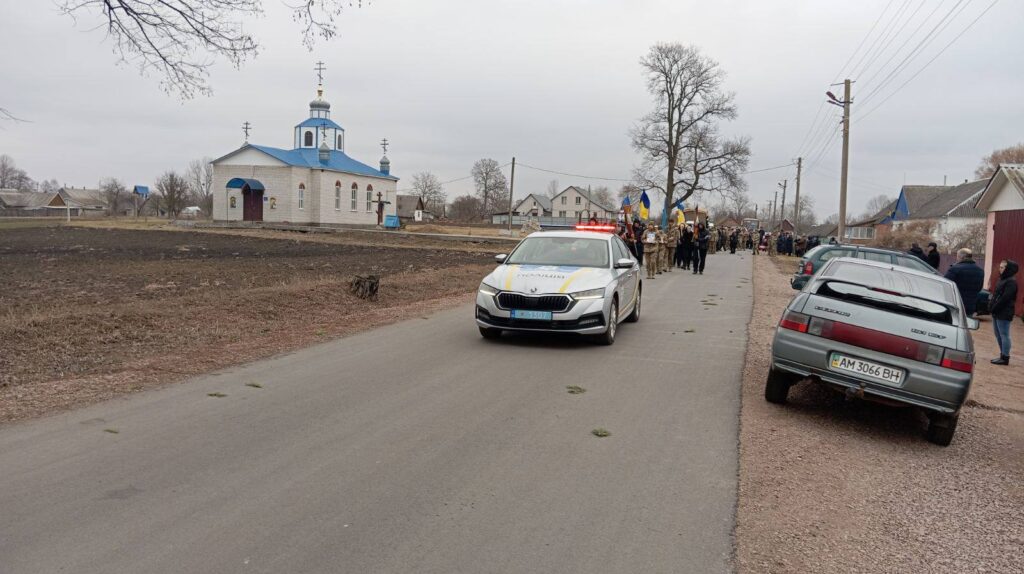 Останній шлях Героя: Черняхівщина попрощалася з Захисником. ФОТО - Події. Джерело: Zhitomir-OnLine Останній шлях Героя: Черняхівщина попрощалася з Захисником. ФОТО - фото №8