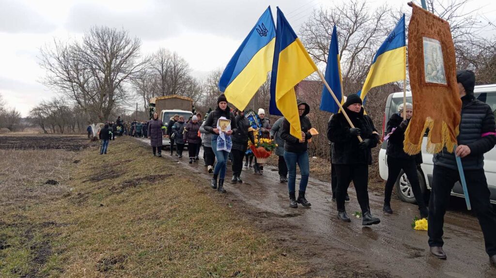 Останній шлях Героя: Черняхівщина попрощалася з Захисником. ФОТО - Події. Джерело: Zhitomir-OnLine Останній шлях Героя: Черняхівщина попрощалася з Захисником. ФОТО - фото №4