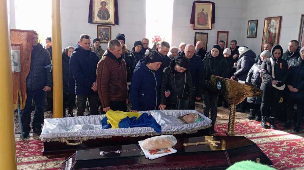 Останній шлях Героя: Черняхівщина попрощалася з Захисником. ФОТО - Події. Джерело: Zhitomir-OnLine Останній шлях Героя: Черняхівщина попрощалася з Захисником. ФОТО - фото №7