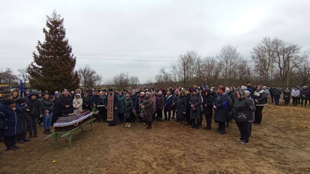 Останній шлях Героя: Черняхівщина попрощалася з Захисником. ФОТО - Події. Джерело: Zhitomir-OnLine Останній шлях Героя: Черняхівщина попрощалася з Захисником. ФОТО - фото №11