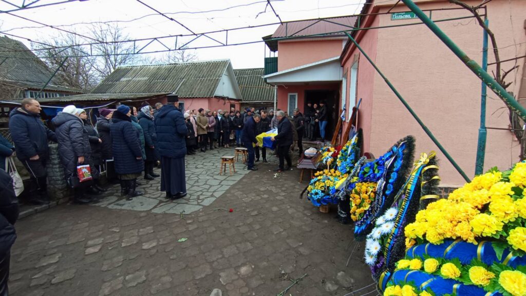 Останній шлях Героя: Черняхівщина попрощалася з Захисником. ФОТО - Події. Джерело: Zhitomir-OnLine Останній шлях Героя: Черняхівщина попрощалася з Захисником. ФОТО - фото №1