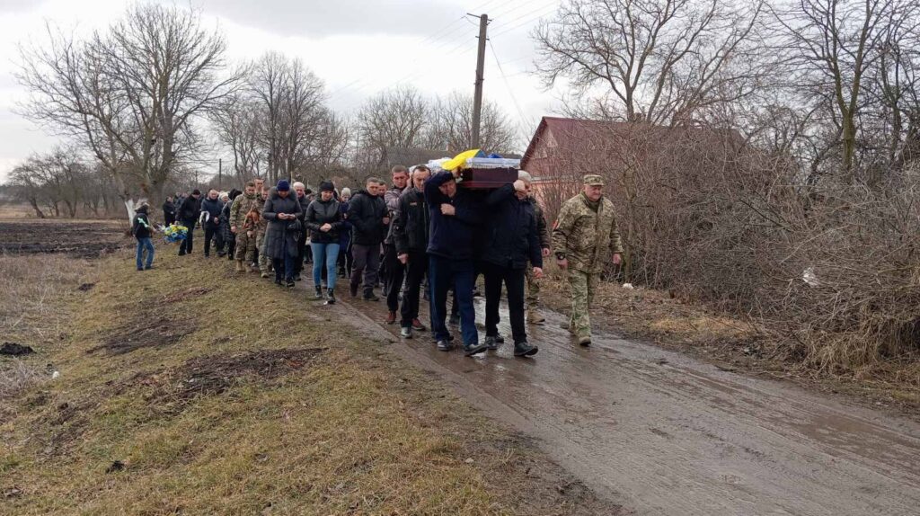 Останній шлях Героя: Черняхівщина попрощалася з Захисником. ФОТО - Події. Джерело: Zhitomir-OnLine Останній шлях Героя: Черняхівщина попрощалася з Захисником. ФОТО - фото №5