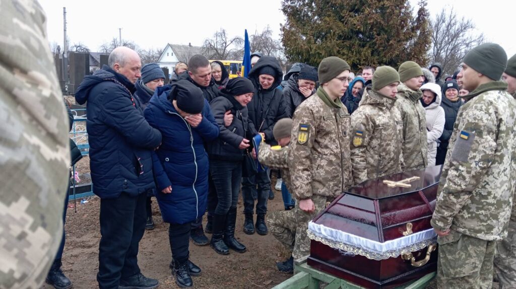 Останній шлях Героя: Черняхівщина попрощалася з Захисником. ФОТО - Події. Джерело: Zhitomir-OnLine Останній шлях Героя: Черняхівщина попрощалася з Захисником. ФОТО - фото №10