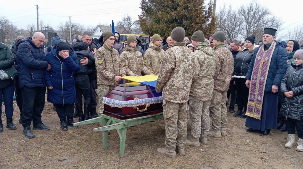Останній шлях Героя: Черняхівщина попрощалася з Захисником. ФОТО - Події. Джерело: Zhitomir-OnLine Останній шлях Героя: Черняхівщина попрощалася з Захисником. ФОТО - фото №9