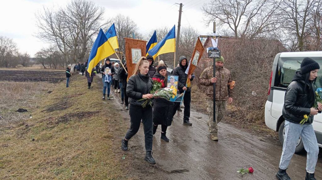 Останній шлях Героя: Черняхівщина попрощалася з Захисником. ФОТО - Події. Джерело: Zhitomir-OnLine Останній шлях Героя: Черняхівщина попрощалася з Захисником. ФОТО - фото №3