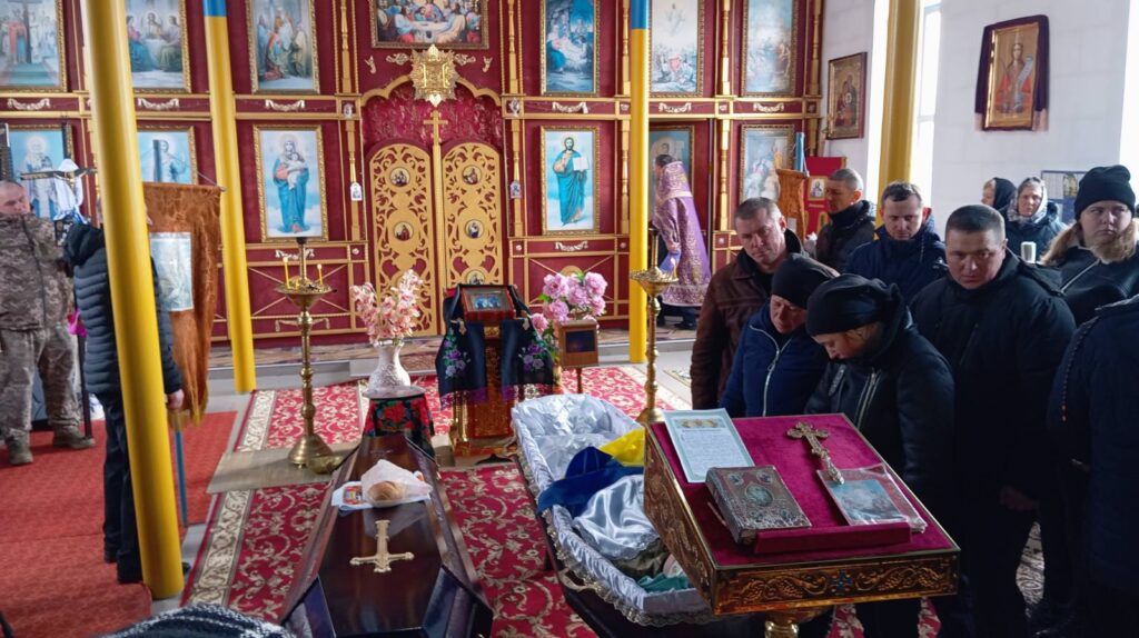 Останній шлях Героя: Черняхівщина попрощалася з Захисником. ФОТО - Події. Джерело: Zhitomir-OnLine Останній шлях Героя: Черняхівщина попрощалася з Захисником. ФОТО - фото №6