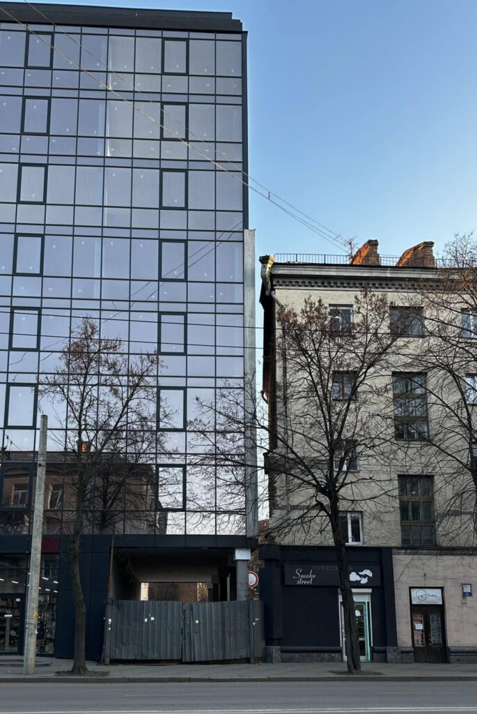 Новий бізнес-центр на Київській у Житомирі: сучасна архітектура без гармонії з містом. ФОТО - Події. Джерело: Zhitomir-OnLine Новий бізнес-центр на Київській у Житомирі: сучасна архітектура без гармонії з містом. ФОТО - фото №3