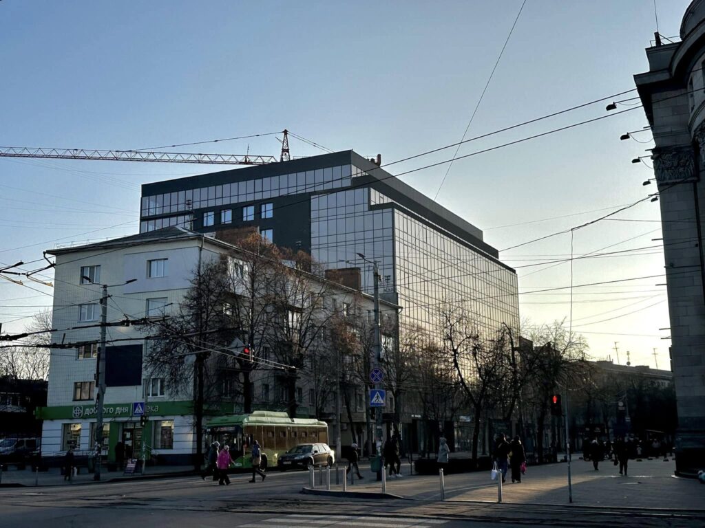 Новий бізнес-центр на Київській у Житомирі: сучасна архітектура без гармонії з містом. ФОТО - Події. Джерело: Zhitomir-OnLine Новий бізнес-центр на Київській у Житомирі: сучасна архітектура без гармонії з містом. ФОТО - фото №2