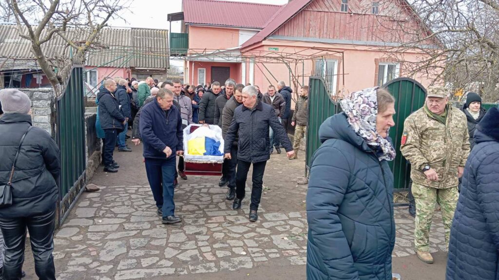 Останній шлях Героя: Черняхівщина попрощалася з Захисником. ФОТО - Події. Джерело: Zhitomir-OnLine Останній шлях Героя: Черняхівщина попрощалася з Захисником. ФОТО - фото №2