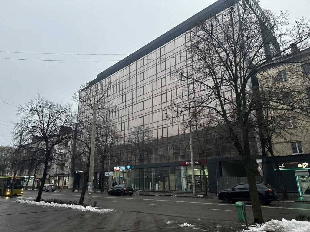 Новий бізнес-центр на Київській у Житомирі: сучасна архітектура без гармонії з містом. ФОТО - Події. Джерело: Zhitomir-OnLine Новий бізнес-центр на Київській у Житомирі: сучасна архітектура без гармонії з містом. ФОТО - фото №1