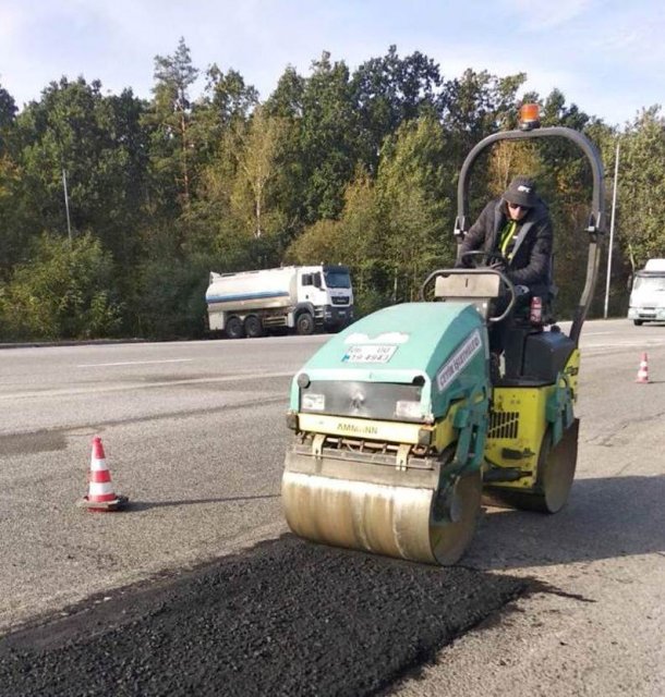 На трасі Київ-Чоп у Житомирській області латають дорогу. ФОТО На трасі Київ-Чоп у Житомирській області латають дорогу. ФОТО