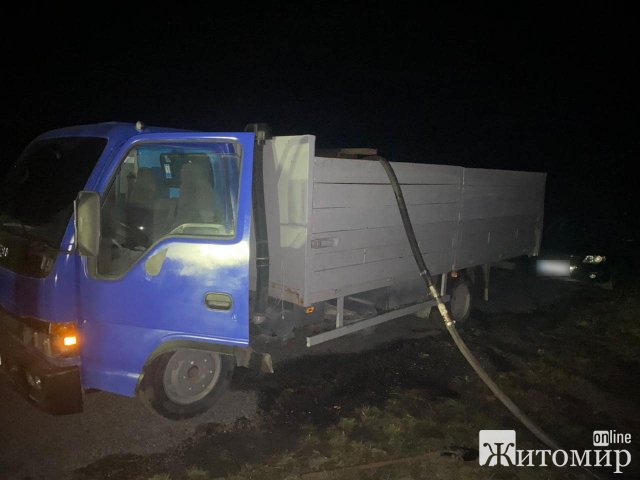 У Звягельському районі викрили 6 осіб, які зробили незаконну врізку у магістральний нафтопровід «Мозир - Броди». ФОТО У Звягельському районі викрили 6 осіб, які зробили незаконну врізку у магістральний нафтопровід «Мозир - Броди». ФОТО