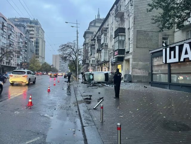 У Києві легковик врізався в людей на зупинці. ФОТО У Києві легковик врізався в людей на зупинці. ФОТО