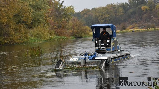 У Звягель привезли машину-амфібію "TRUXOR". ФОТО У Звягель привезли машину-амфібію "TRUXOR". ФОТО