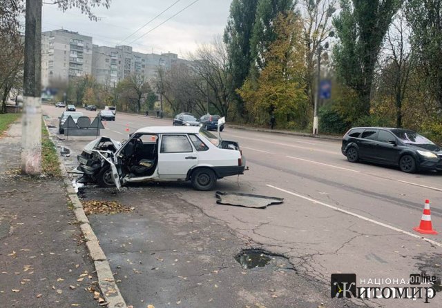 На Покровській в Житомирі водію ВАЗ під час руху стало зле та він врізався в бетонну опору. ФОТО На Покровській в Житомирі водію ВАЗ під час руху стало зле та він врізався в бетонну опору. ФОТО