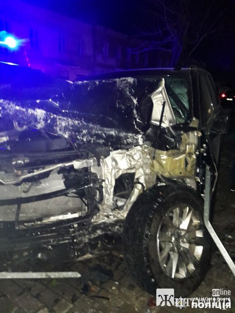 У місті Житомирської області Chevrolet врізався в житловий будинок, загинув водій. ФОТО У місті Житомирської області Chevrolet врізався в житловий будинок, загинув водій. ФОТО