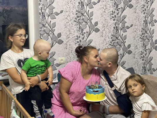«Я зняла чорну хустку і від щастя стрибала по хаті»: родина бійця готувалась до його похорону, коли зі шпиталю повідомили, що він живий «Я зняла чорну хустку і від щастя стрибала по хаті»: родина бійця готувалась до його похорону, коли зі шпиталю повідомили, що він живий