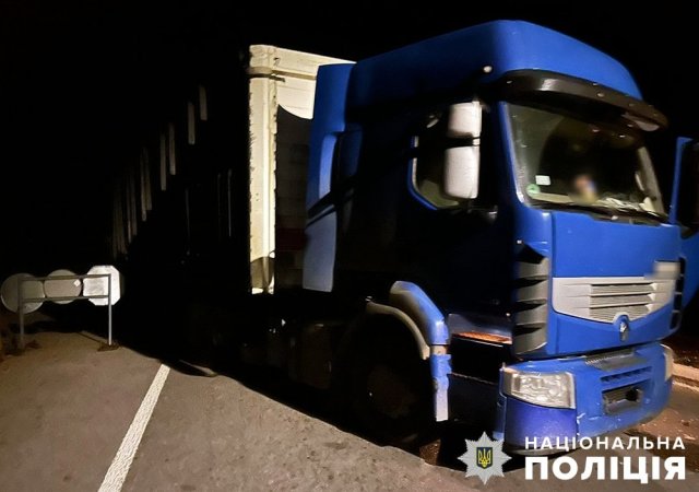 На Житомирщині водій вантажівки намагався відкупитись від поліцейських. ФОТО На Житомирщині водій вантажівки намагався відкупитись від поліцейських. ФОТО