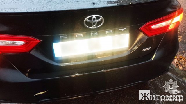 У Житомирі патрульні виявили автомобіль Toyota, водій якого покрив номера світловідбиваючою плівкою. ФОТО У Житомирі патрульні виявили автомобіль Toyota, водій якого покрив номера світловідбиваючою плівкою. ФОТО
