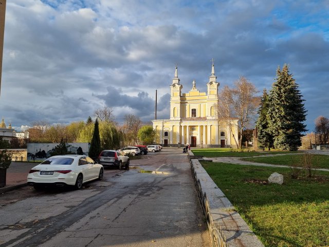 Костел на Замковій горі в Житомирі в сонячних променях. ФОТО