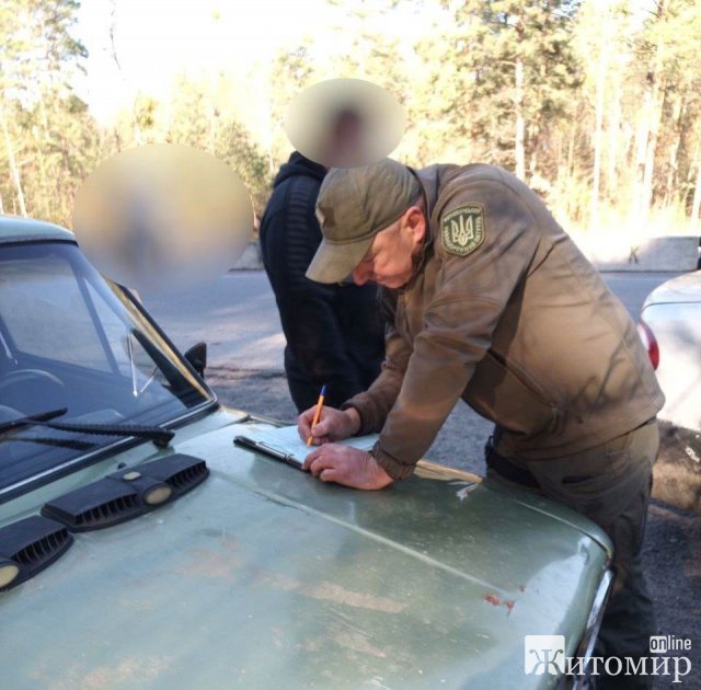 У Житомирському районі рибоохоронний патруль виявив в автівці чоловіка 66 кг свіжої риби. ФОТО У Житомирському районі рибоохоронний патруль виявив в автівці чоловіка 66 кг свіжої риби. ФОТО