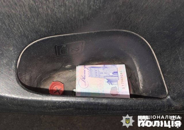 Гроші на "каву" - на Житомирщині водій ВАЗу намагався відкупитись від поліцейських. ФОТО Гроші на "каву" - на Житомирщині водій ВАЗу намагався відкупитись від поліцейських. ФОТО