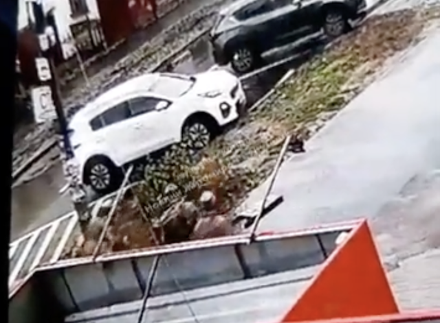 Зʼявилося відео, де видно що працівник ТЦК першим ударив хлопця на вулиці у Житомирі Зʼявилося відео, де видно що працівник ТЦК першим ударив хлопця на вулиці у Житомирі